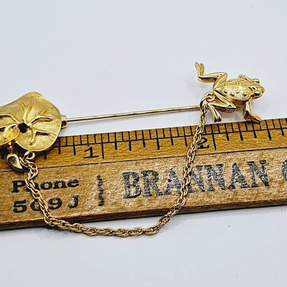 Vintage Trifari Gold Plated Frog and Lily Pad Stick Brooch - Picture 8 of 10